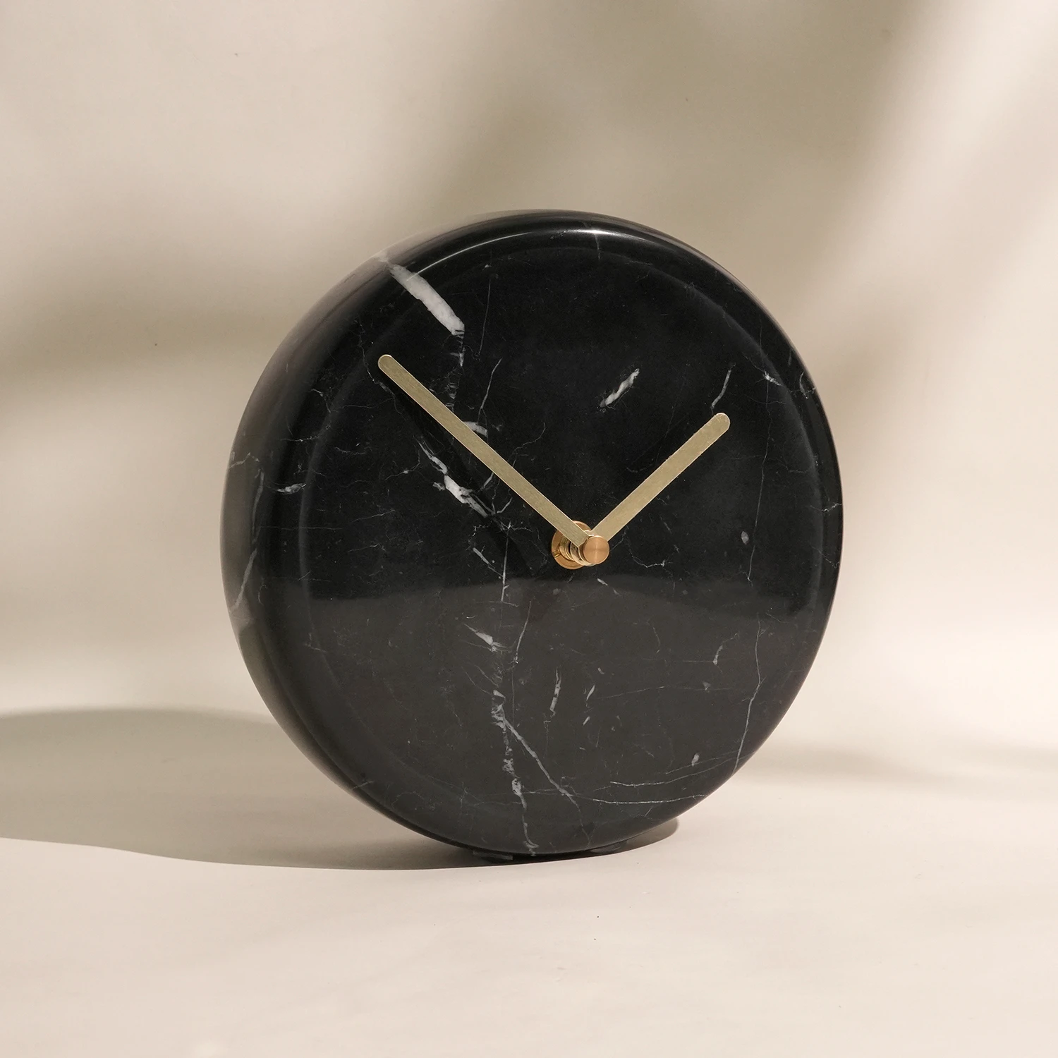 Natural Nero Marquina Round Marble Table Clock with Golden Aluminum Alloy Hour Marks without Battery
